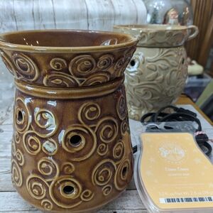 Full size retired Scentsy Merino warmer with bulb and new wax bar